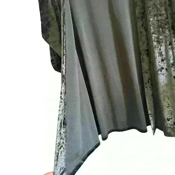 Victoria’s Secret Black/Green Velvet Robe - Picture 3 of 6